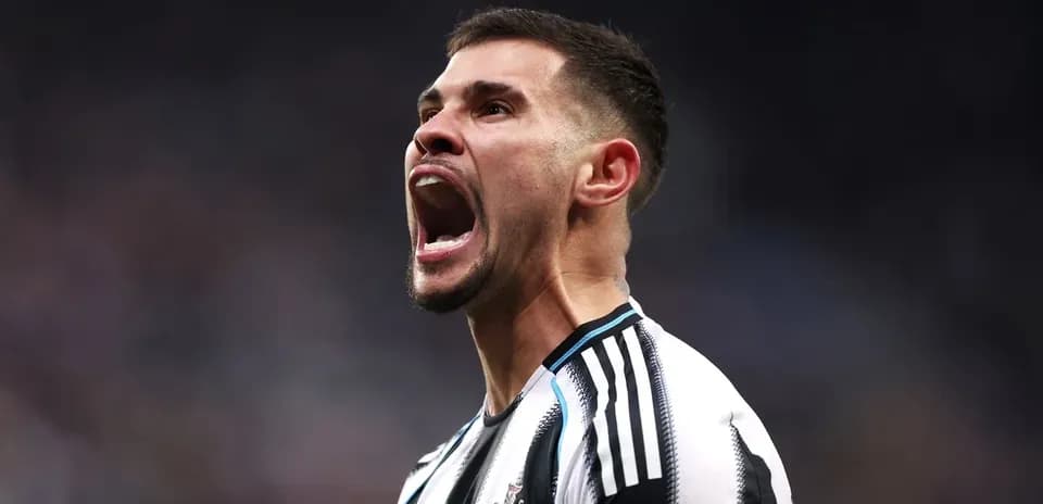 Jugador de Newcastle gritando en el campo de juego
