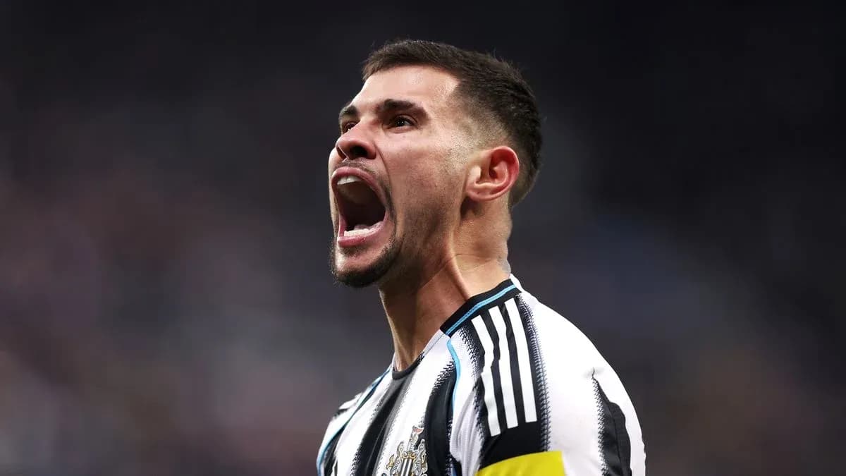 Jugador de Newcastle gritando en el campo de juego