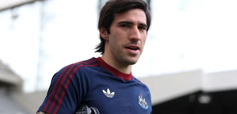 Jugador de Newcastle con camiseta de entrenamiento