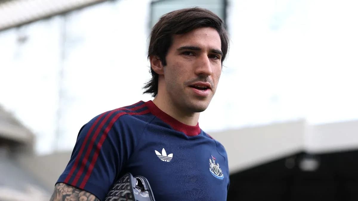 Jugador de Newcastle con camiseta de entrenamiento