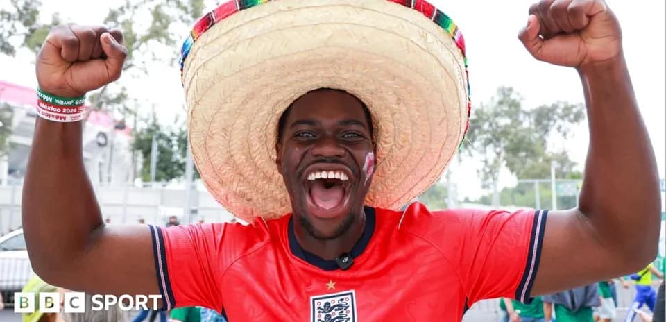 Hombre con sombrero y camiseta de Inglaterra celebrando