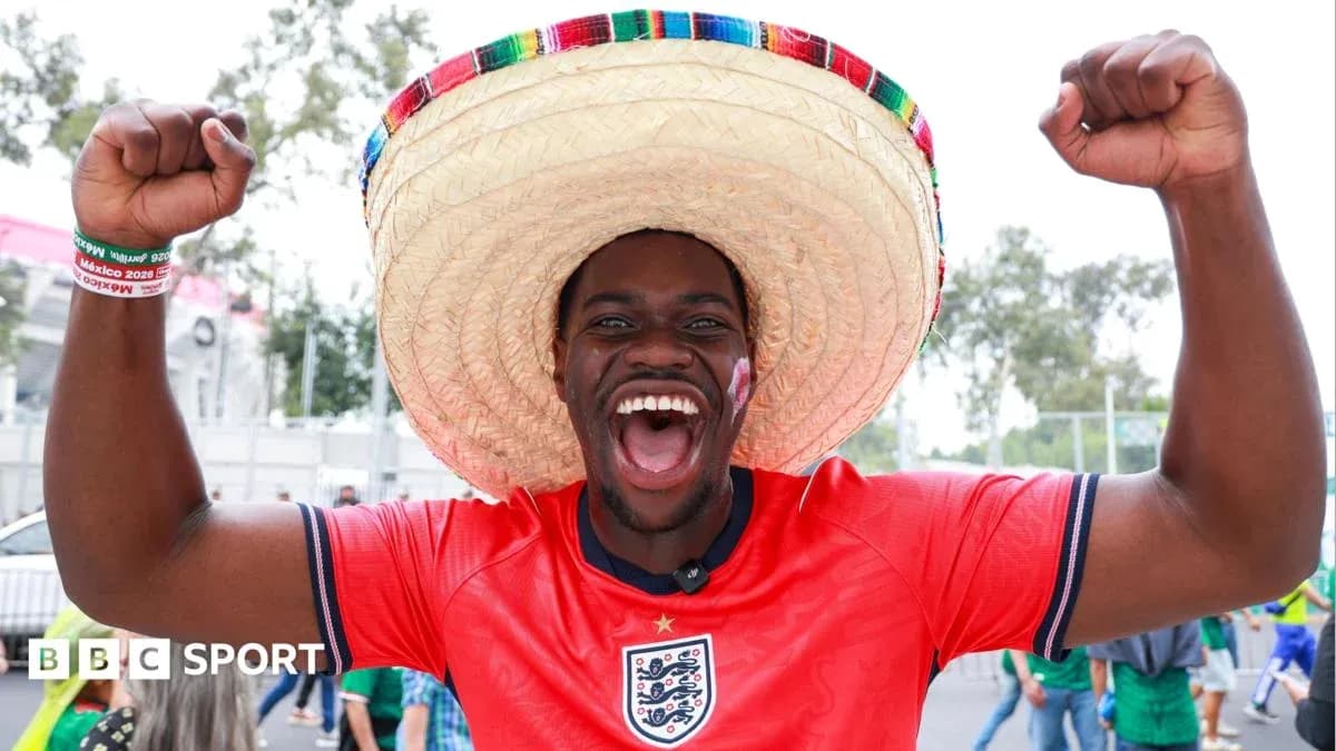 Hombre con sombrero y camiseta de Inglaterra celebrando