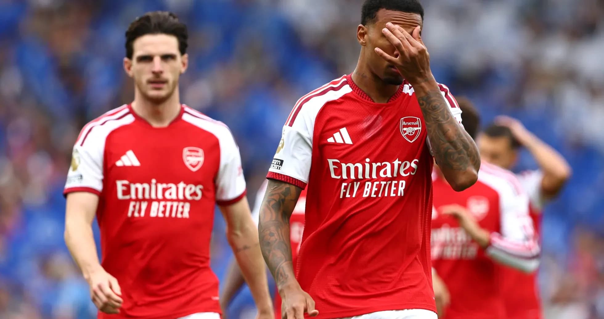 Jugadores de Arsenal caminando tras el partido