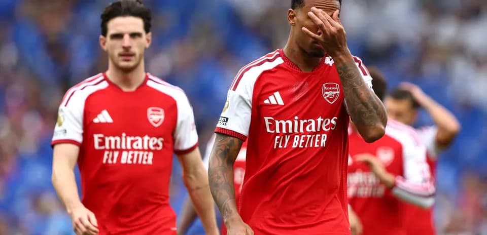 Jugadores de Arsenal caminando tras el partido