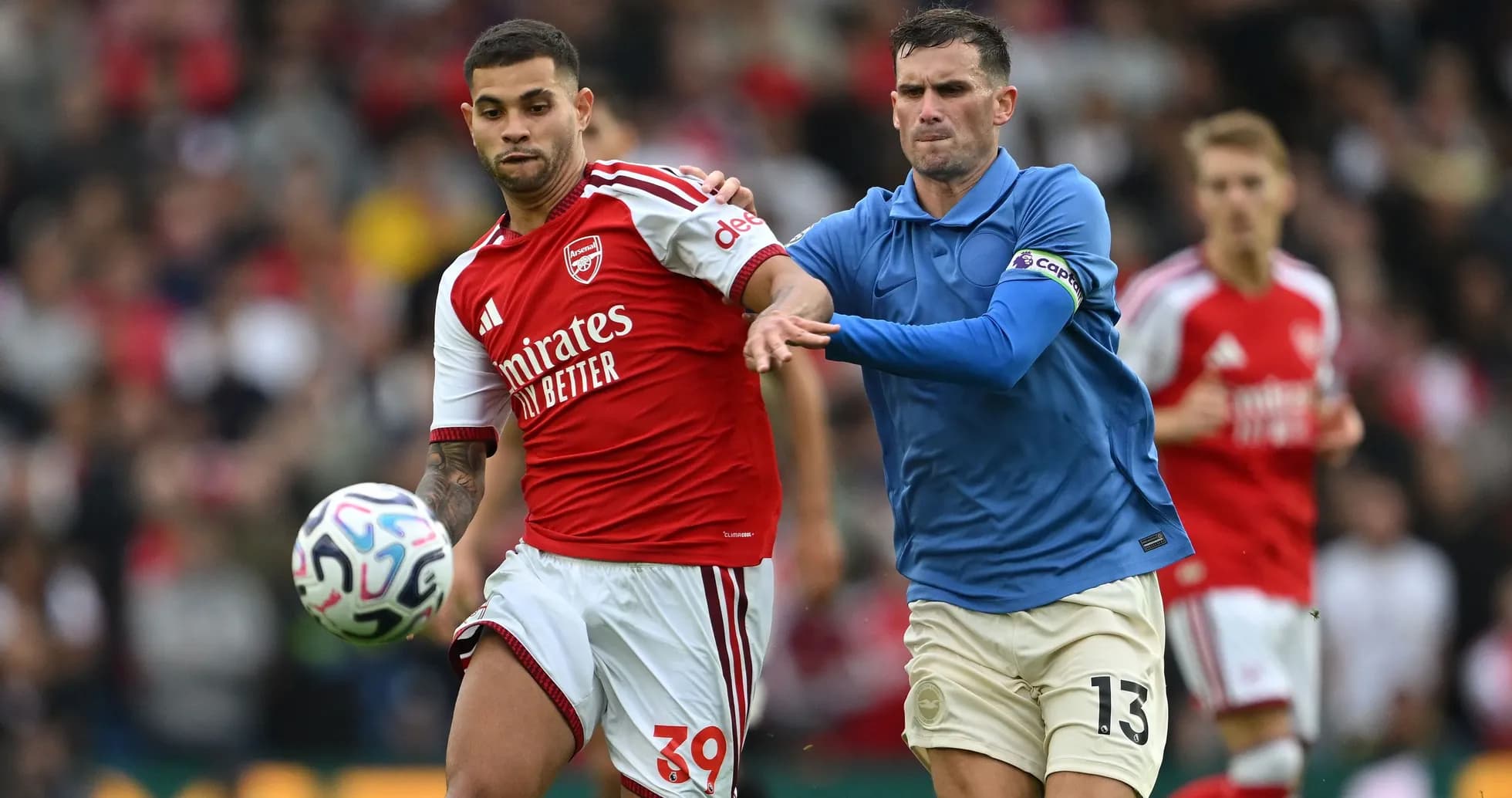 Jugador de Arsenal driblando con balón en partido