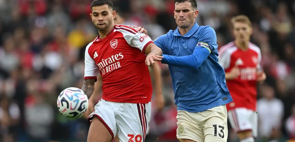 Jugador de Arsenal driblando con balón en partido