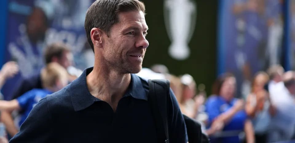Hombre sonriendo en evento deportivo con público