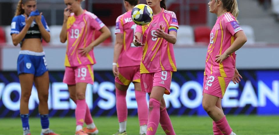 Jugadoras en campo durante partido de fútbol femenino