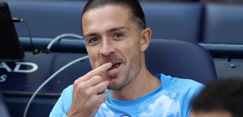 Jugador sentado en el banquillo comiendo una golosina