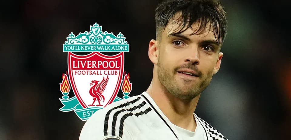 Jugador con camiseta de Liverpool y logo del club