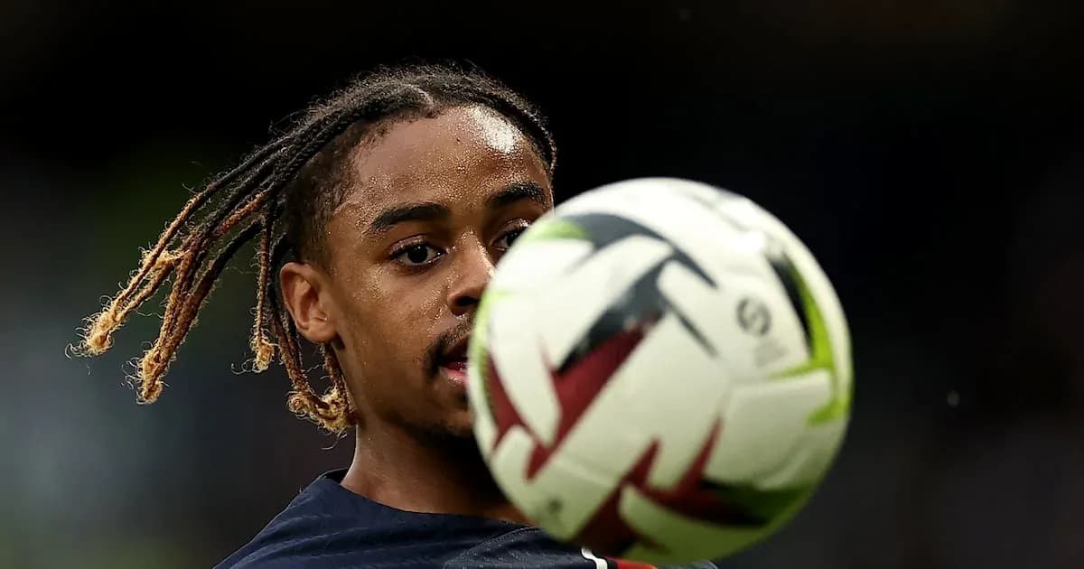 Jugador controlando un balón de fútbol en el campo