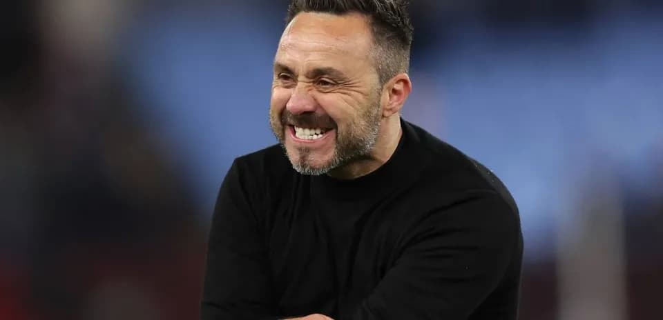 Entrenador sonriente en el campo de juego