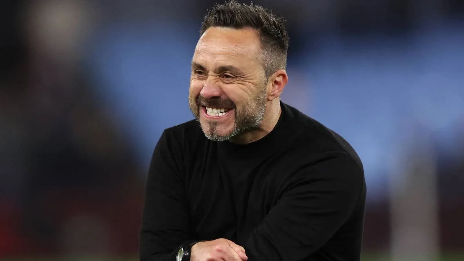 Entrenador sonriente en el campo de juego