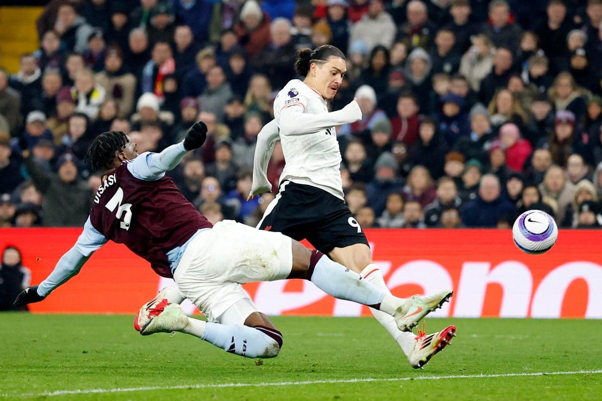 Jugador de Aston Villa derribando a un delantero