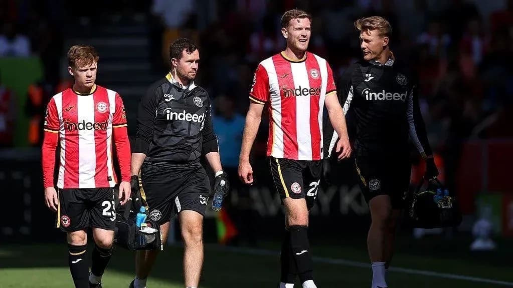 Jugadores de Brentford saliendo del campo tras el partido