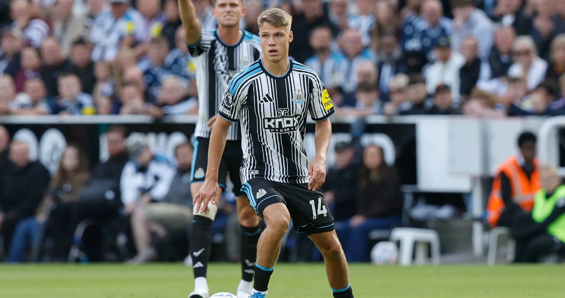 Jugador de Newcastle controlando el balón en partido
