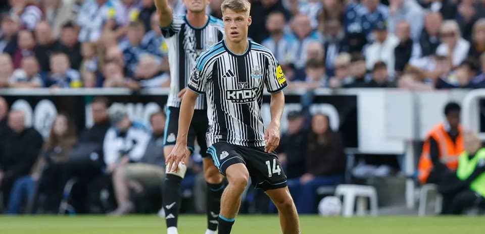 Jugador de Newcastle controlando el balón en partido