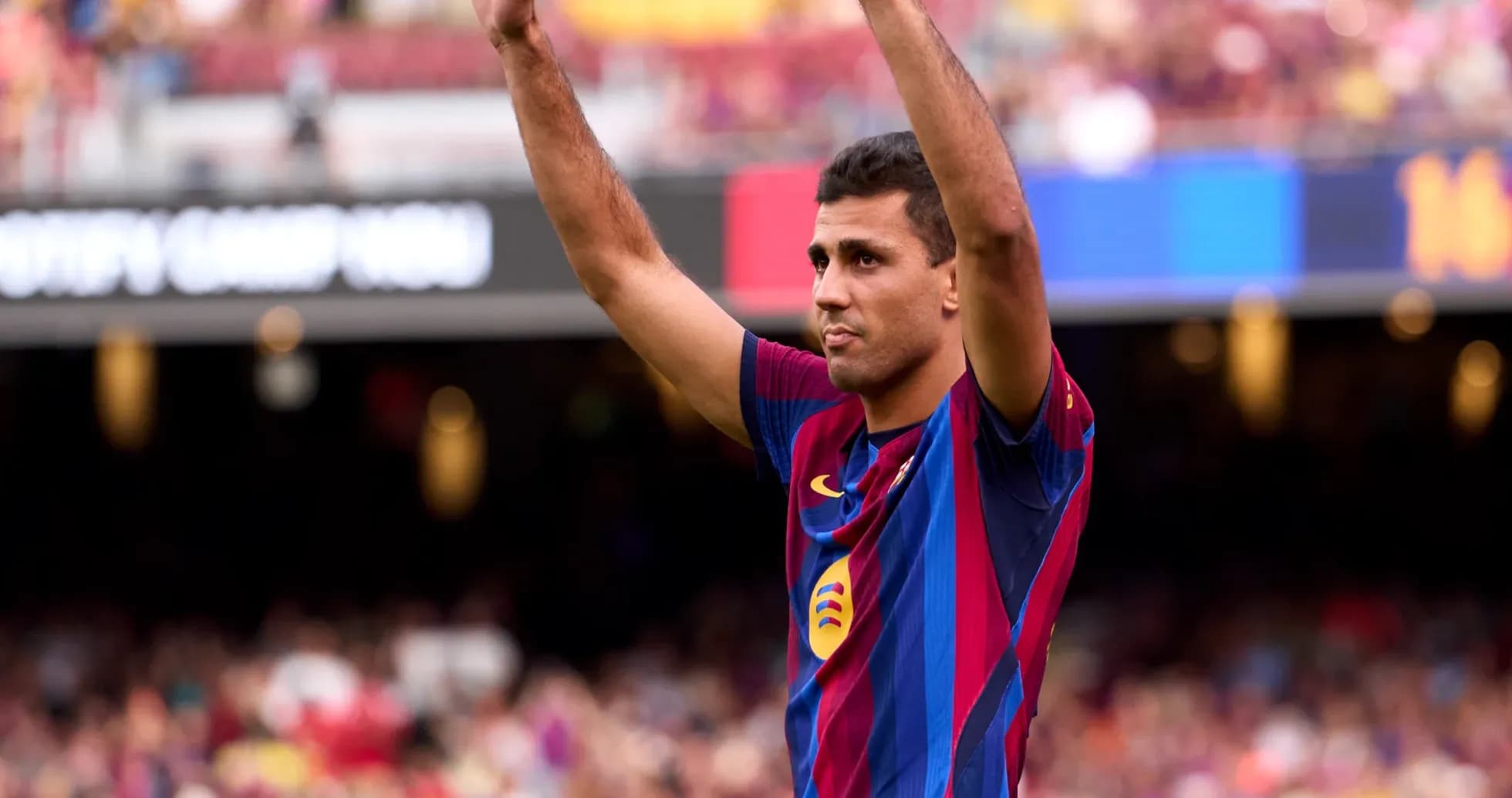 Jugador levantando las manos en el estadio Camp Nou