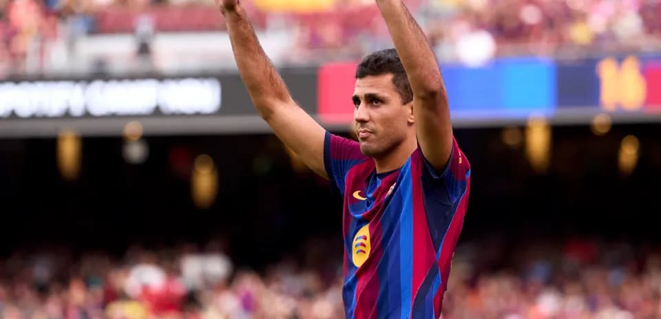 Jugador levantando las manos en el estadio Camp Nou