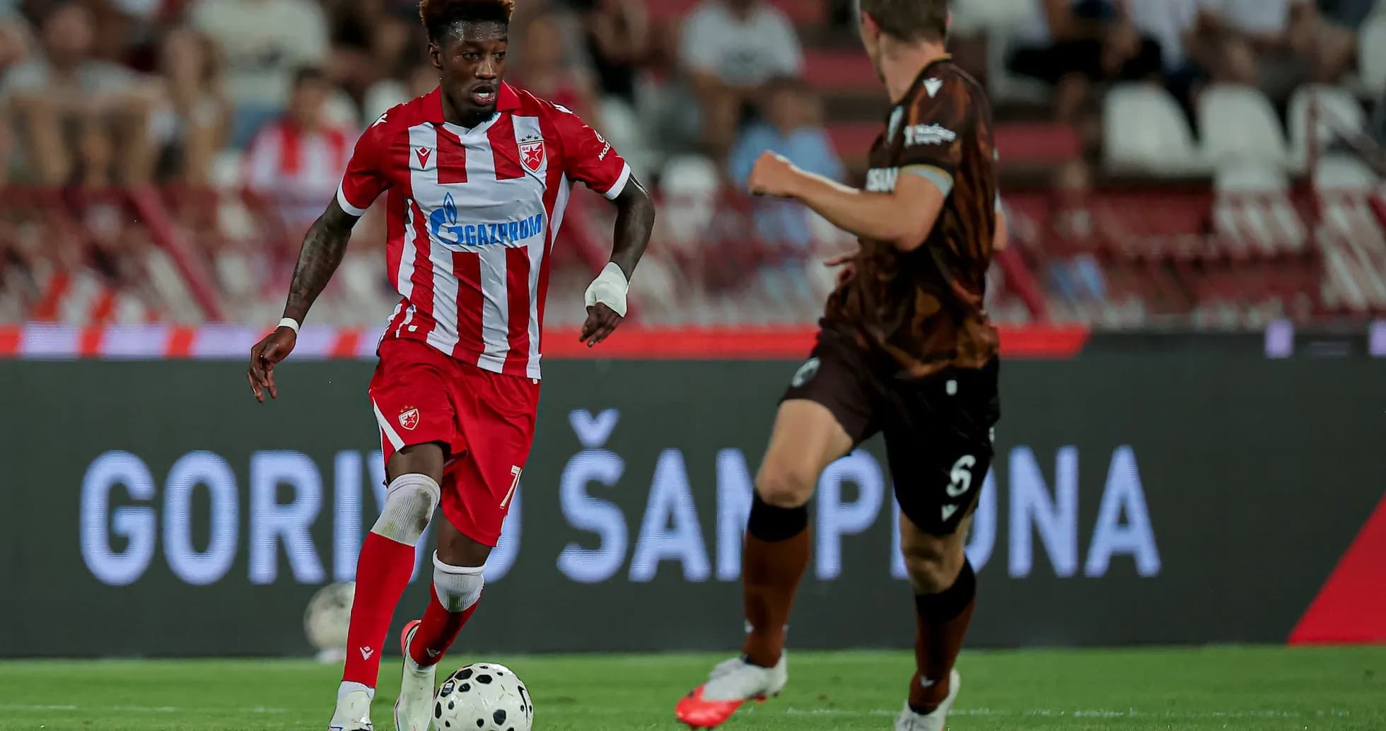 Jugador de FK Crvena Zvezda avanzando con el balón