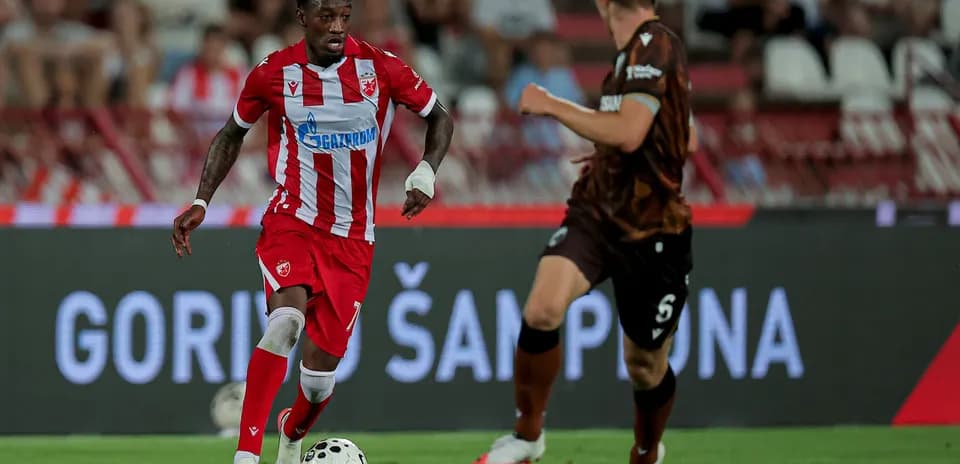 Jugador de FK Crvena Zvezda avanzando con el balón