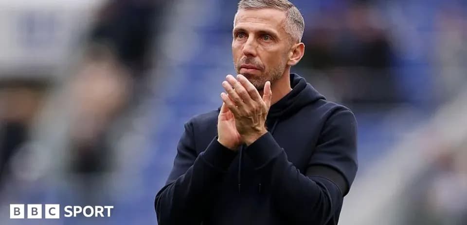 Entrenador aplaudiendo en el estadio durante el partido