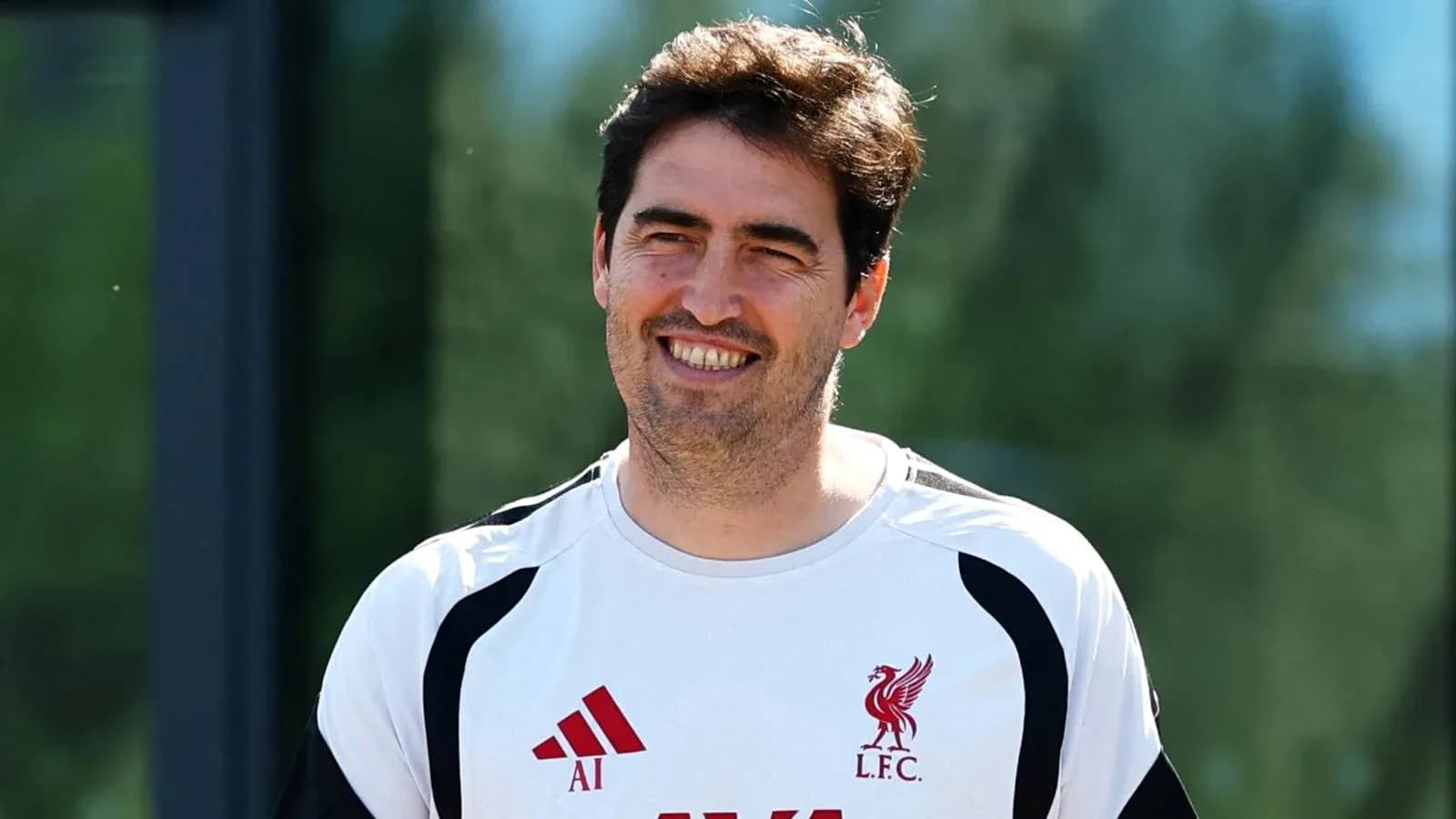 Entrenador sonriendo en sesión de entrenamiento