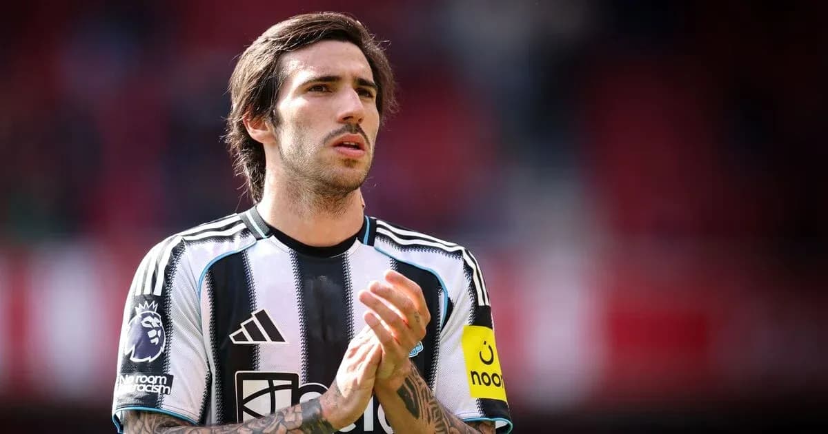 Jugador aplaudiendo en el campo de fútbol