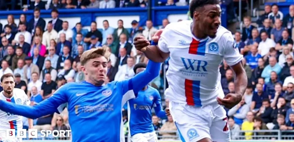 Jugador en azul intentando detener a oponente en blanco
