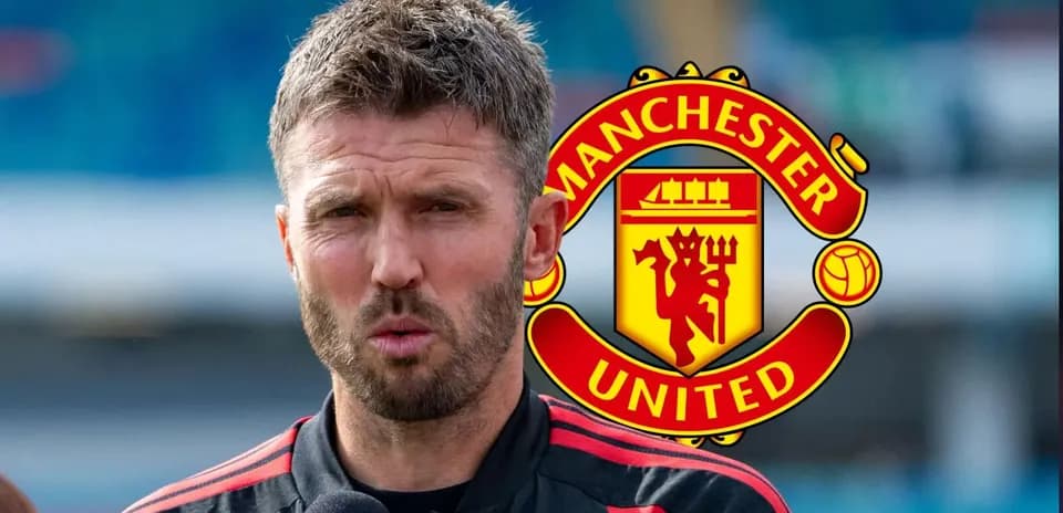 Entrenador hablando ante el logo de Manchester United