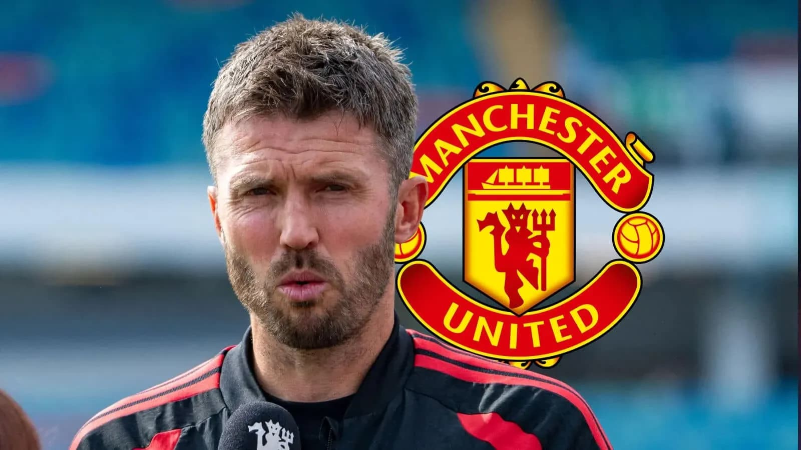 Entrenador hablando ante el logo de Manchester United