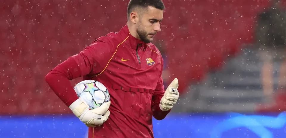 Portero de Barcelona entrenando bajo la lluvia
