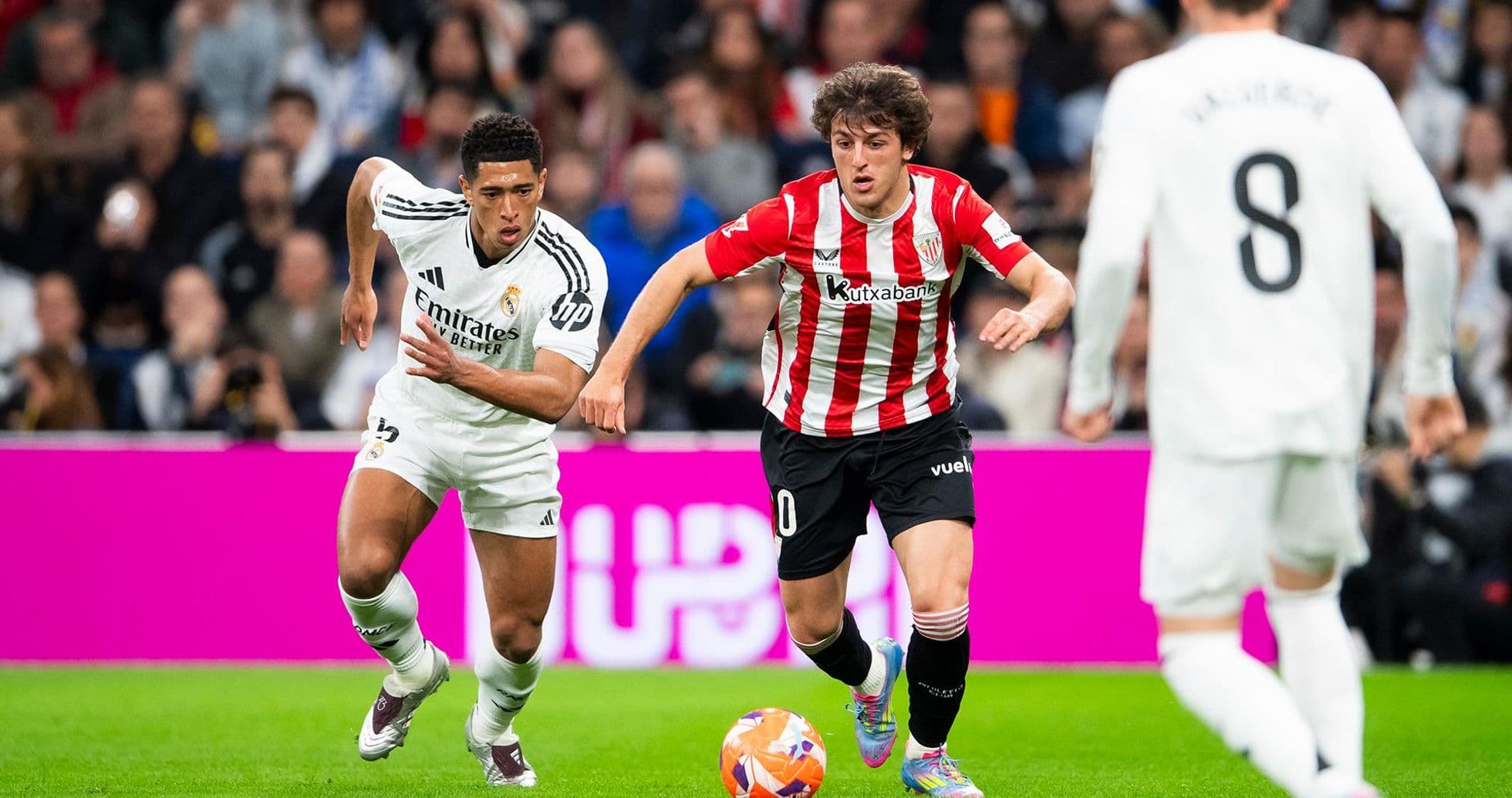 Jugador de Real Madrid persigue a rival del Athletic Club