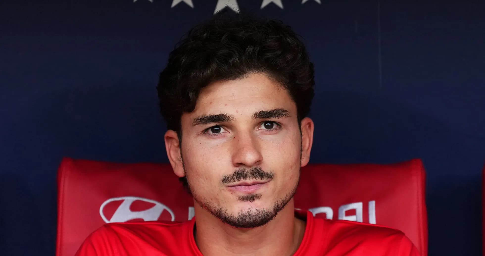 Jugador sentado en el banco de suplentes