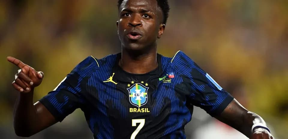 Jugador brasileño celebrando un gol en el campo