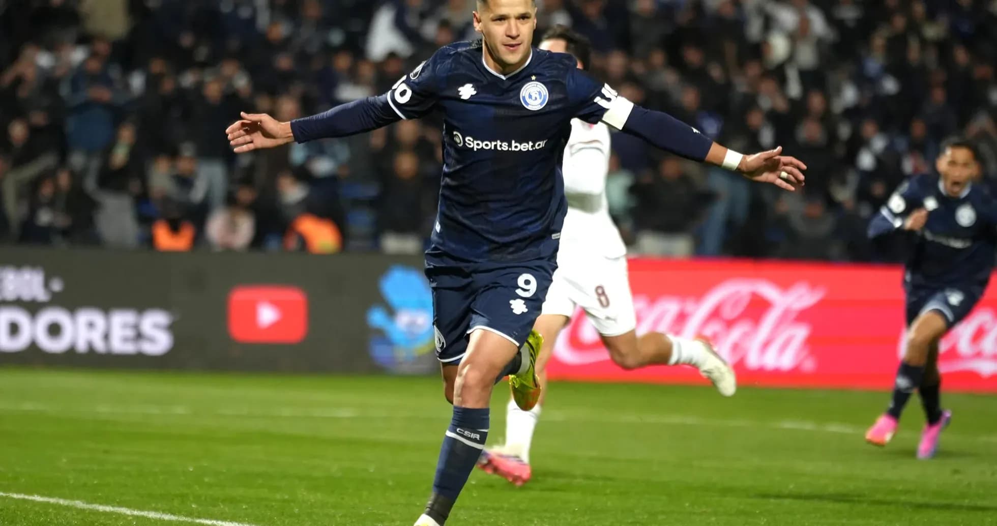 Jugador celebra un gol en partido de fútbol