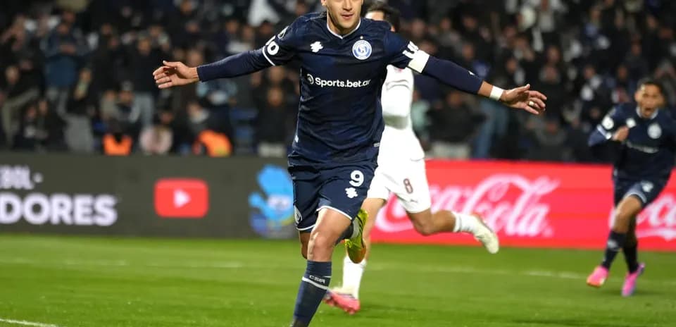 Jugador celebra un gol en partido de fútbol
