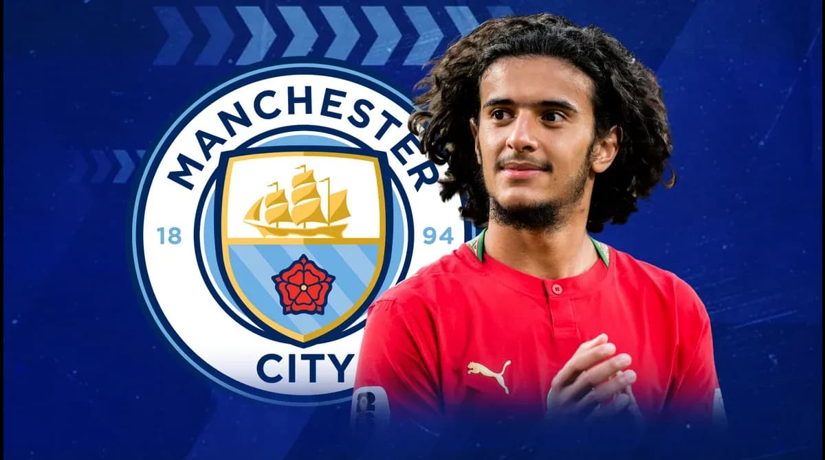Jugador de Manchester City frente a su escudo