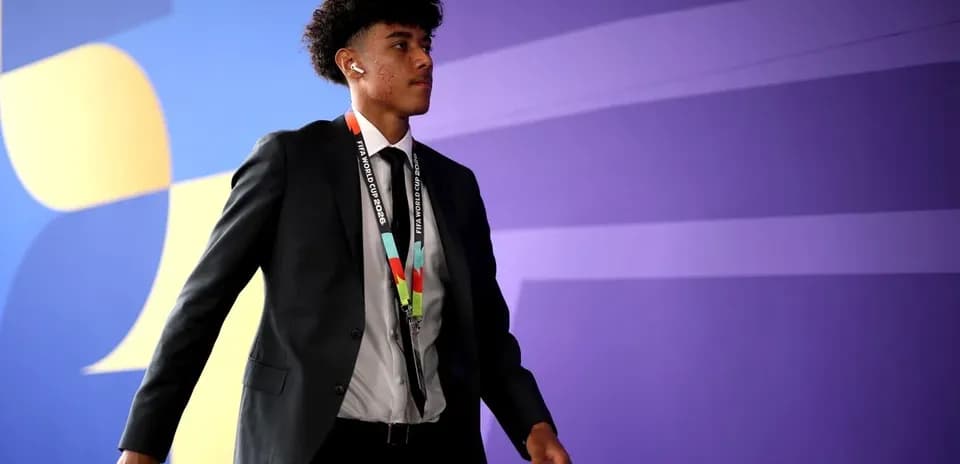 Jugador entrando al evento con traje y gafas