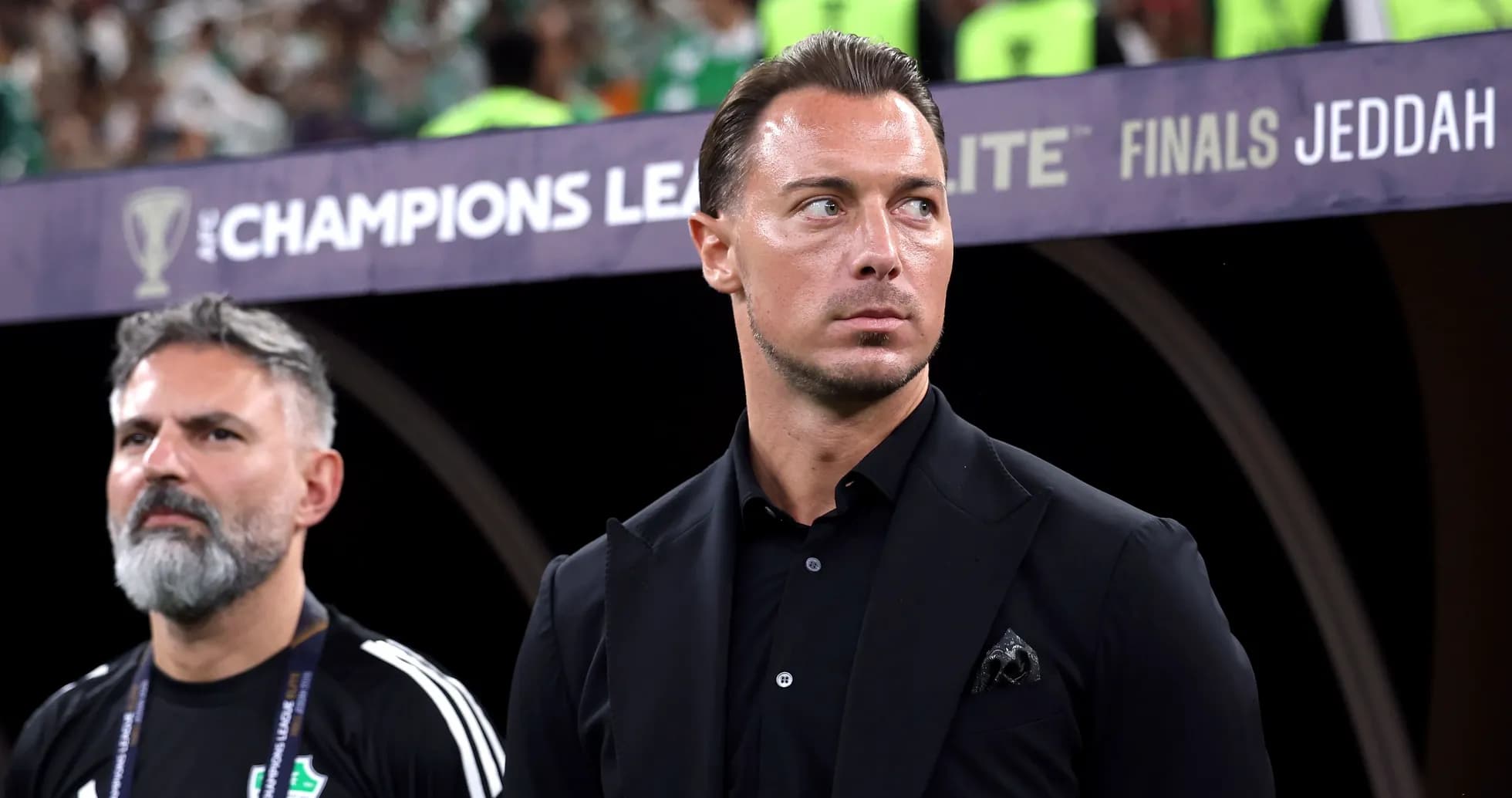 Entrenador observando durante la final de la AFC Champions League