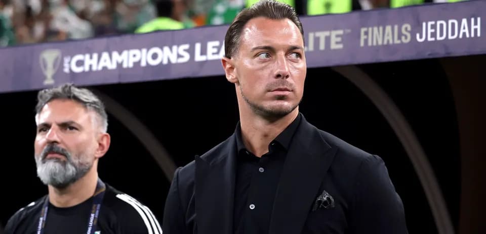 Entrenador observando durante la final de la AFC Champions League