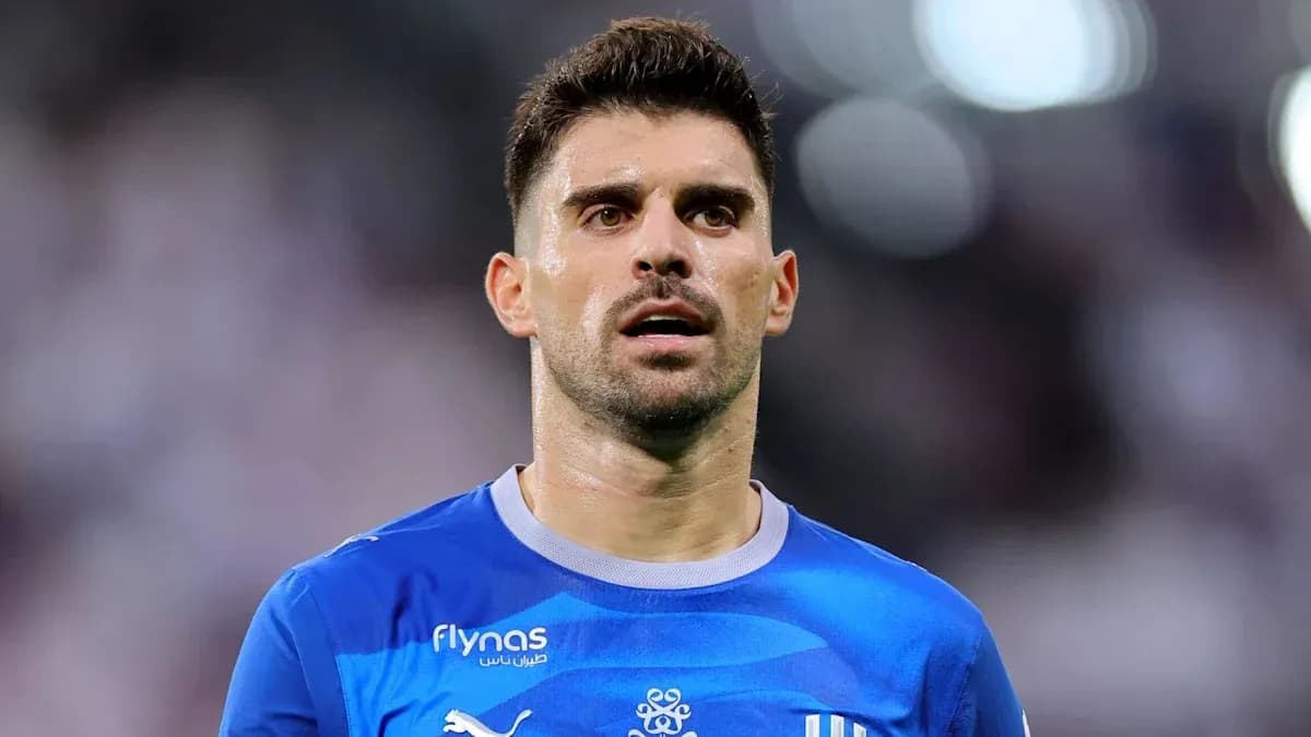 Jugador de fútbol en uniforme azul durante partido