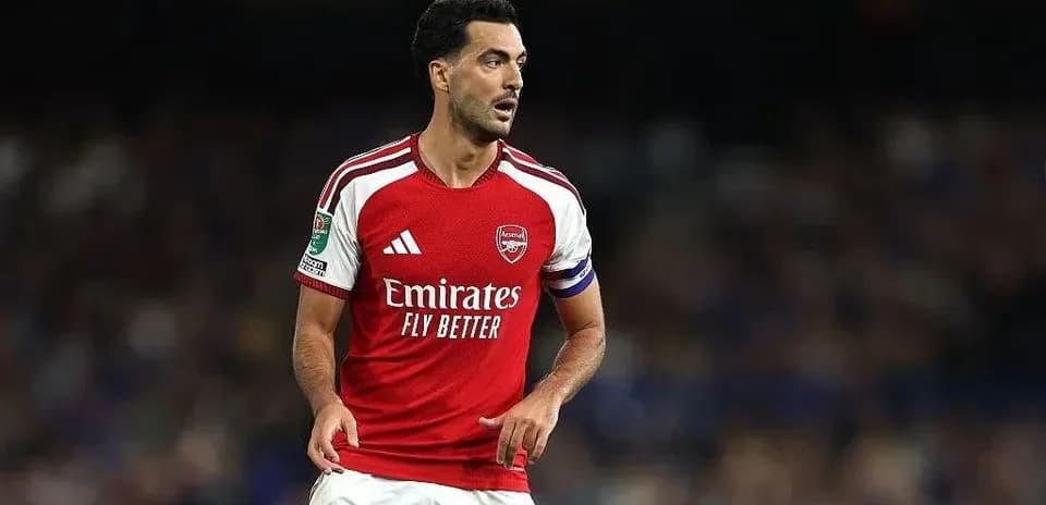 Jugador de Arsenal con camiseta roja en acción