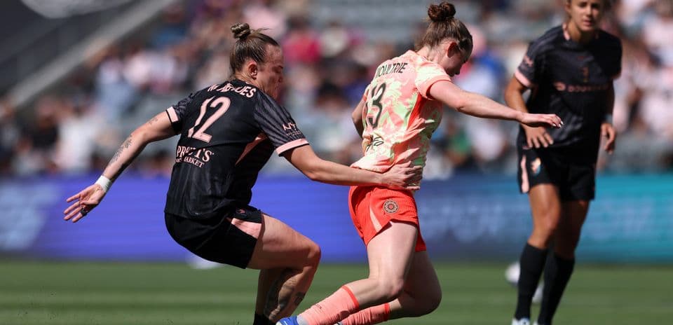 Jugadora del Portland Thorns W desafiando a rival