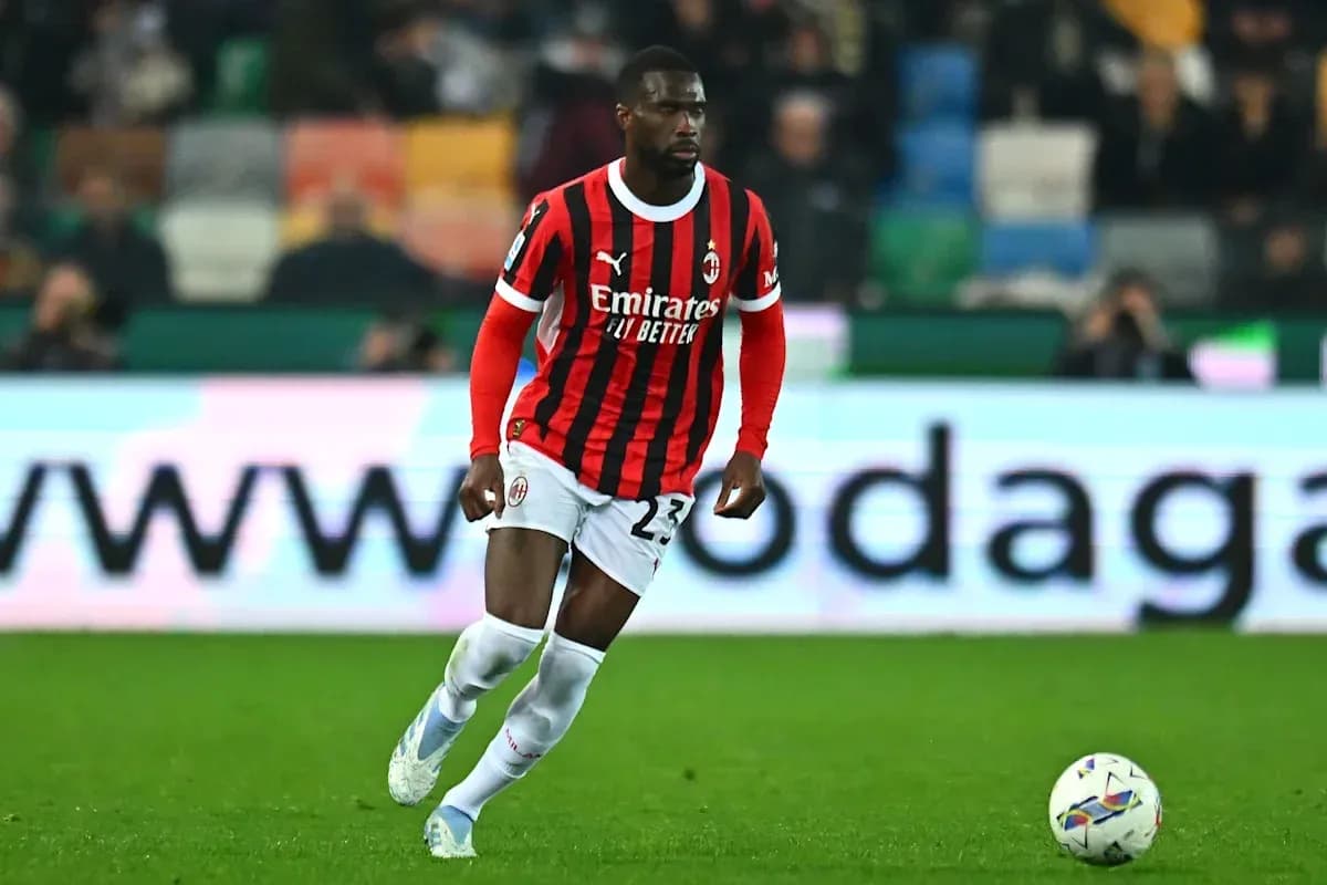 Jugador de AC Milan corriendo con el balón