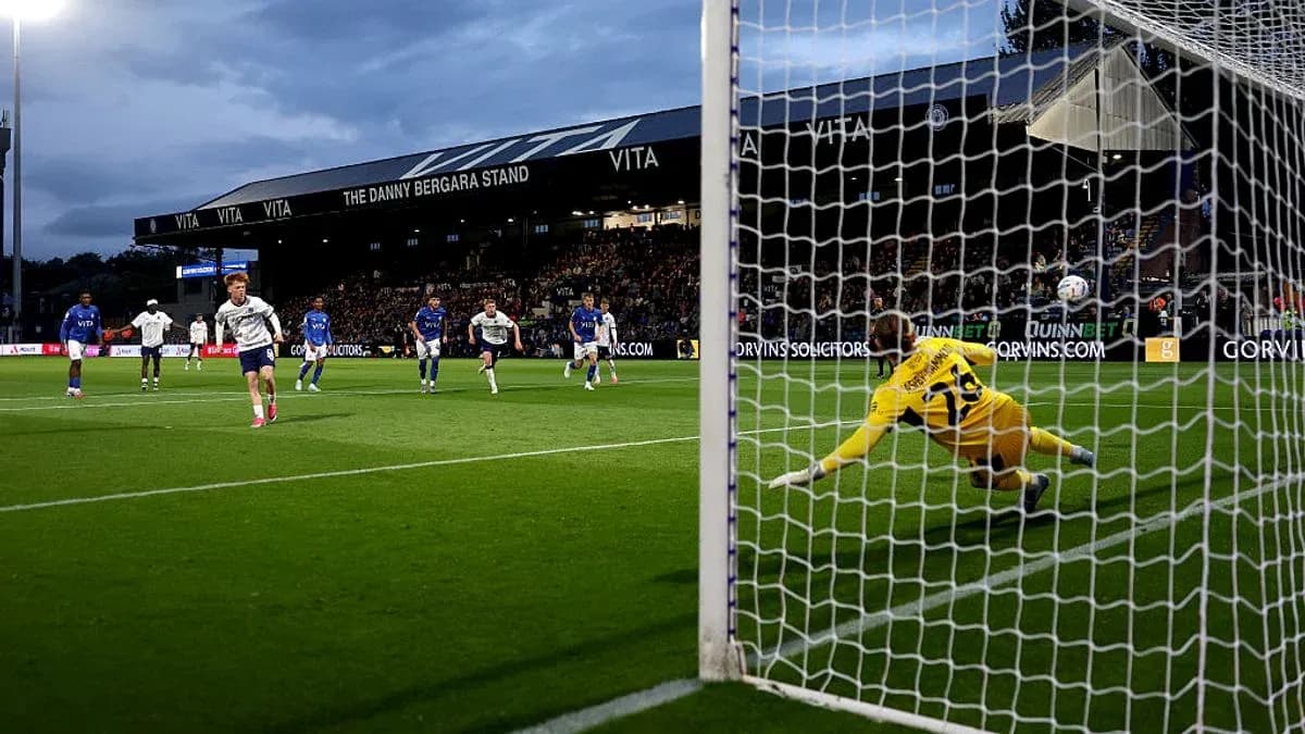 Jugador ejecutando un penalti mientras el portero se lanza