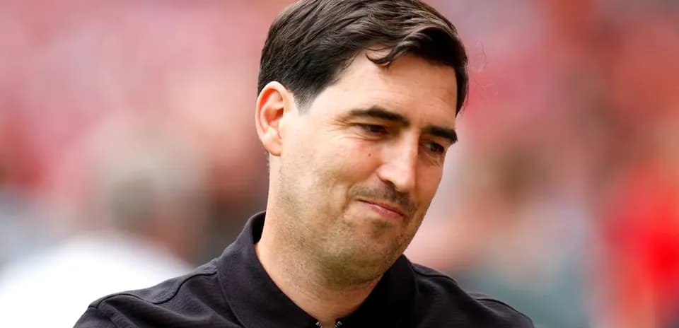 Entrenador sonriendo en el campo de juego