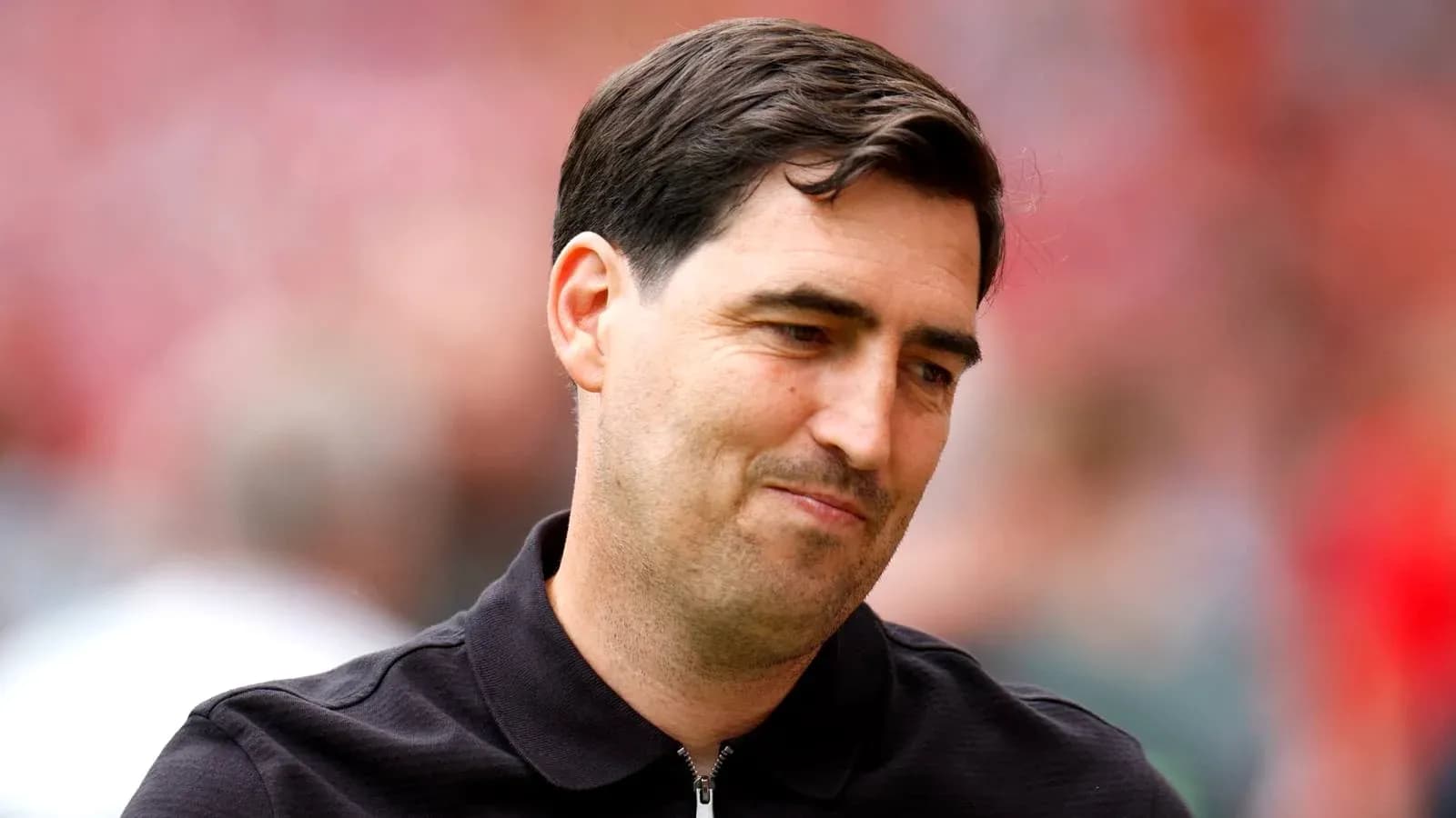 Entrenador sonriendo en el campo de juego