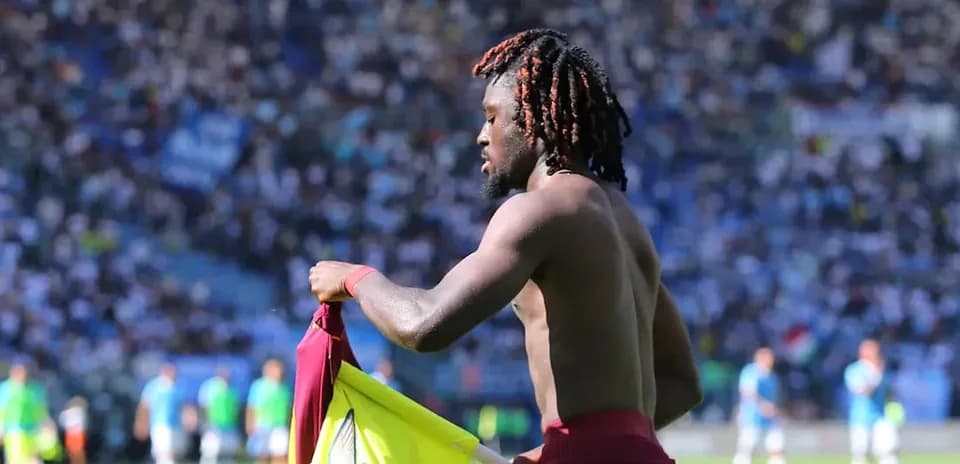 Jugador cambiando de camiseta en el campo