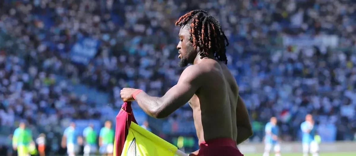 Jugador cambiando de camiseta en el campo